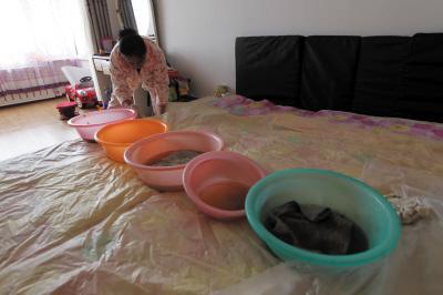 萝北楼上漏水，住户失联，小区没物管，业主维权难！律师来支招……